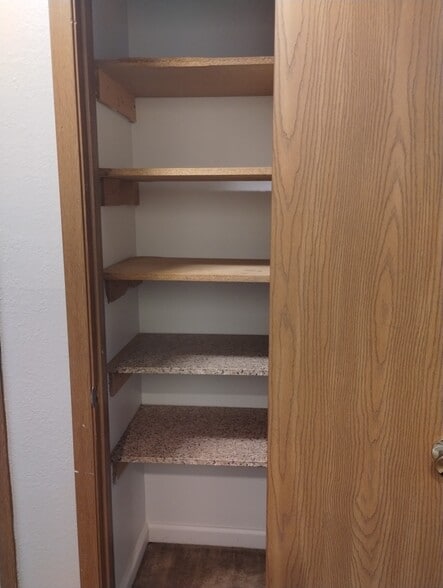 Building Photo - 303 Cedarview Ct