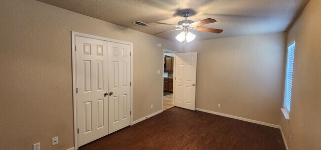 Building Photo - Lovely 2 Bed/2 Bath Duplex in Trimmier Est...