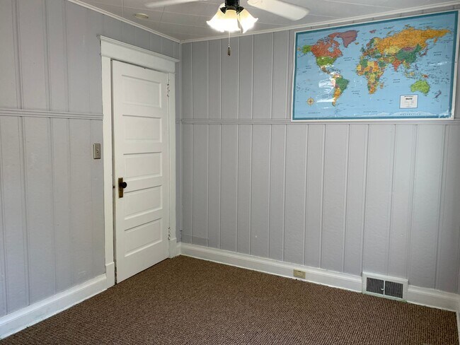 Building Photo - AVAILABLE SEPTEMBER - Must-Have 3 BED 2 BATH