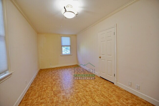 Building Photo - 521-523 C St