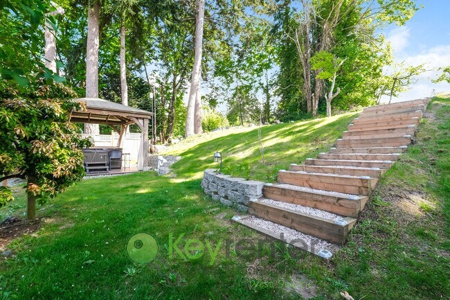 Building Photo - Des Moines 3 Bed Gem with Hot Tub and Spacious Layout