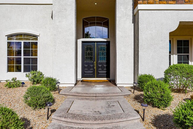 Building Photo - Stunning 6 Bedroom Home With Casita Pool H...