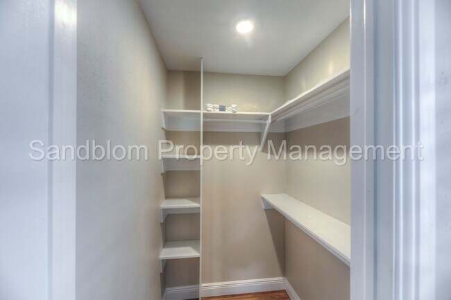 Building Photo - For Lease | Holiday Hills | $2000 Rent Ava...