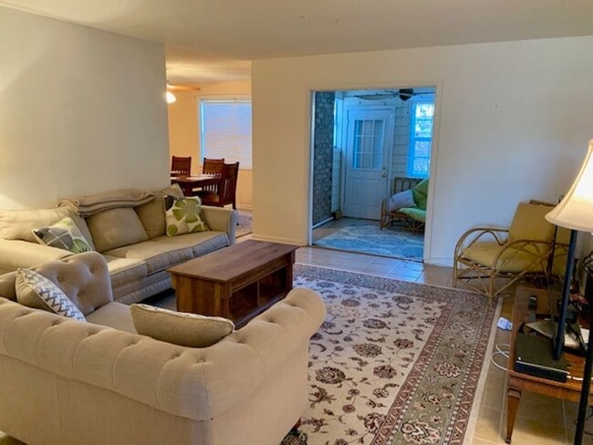 Building Photo - Convenient 3-Bed, 2.5-Bath James Island Co...
