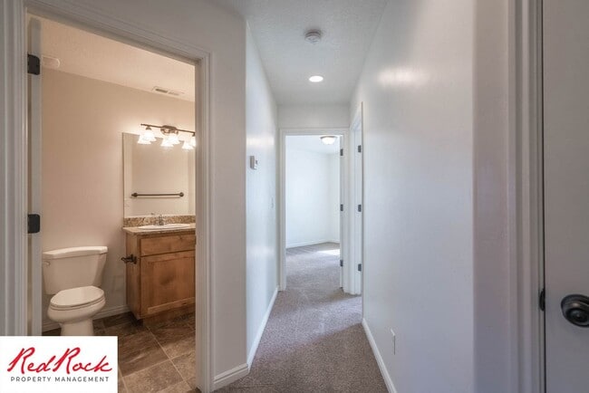 Building Photo - 3 Bedroom Townhome in Prime St. George Location