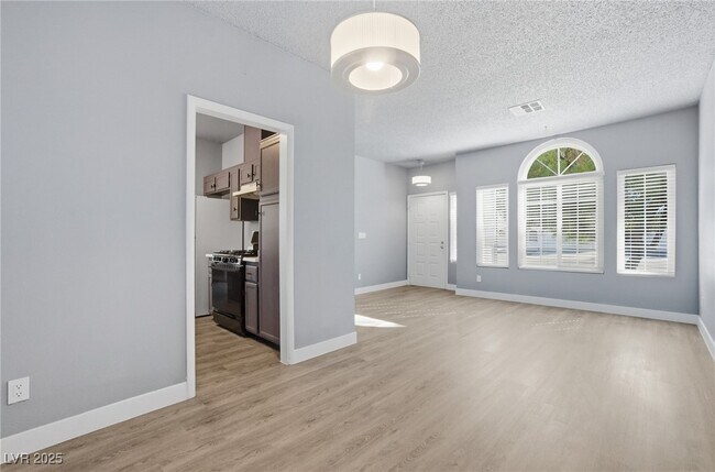 Building Photo - 1460 Daybreak Rd