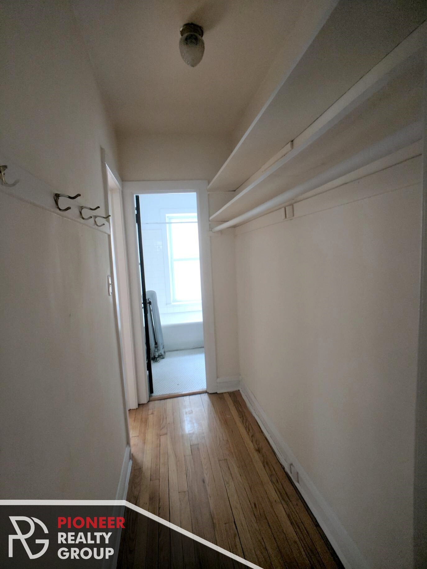 Building Photo - 2122 W Ainslie St