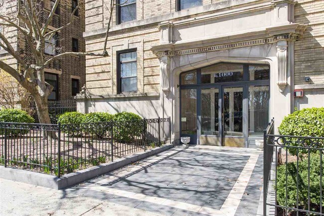 Primary Photo - 1000 Hudson St