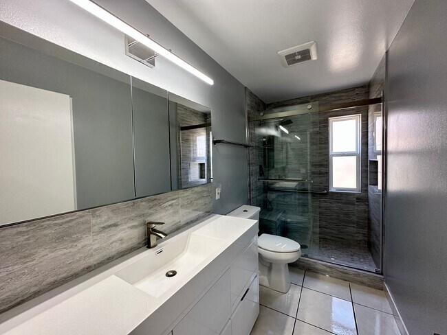 Building Photo - 4053 Sunset Ln