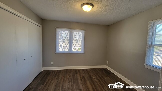 Building Photo - 131 Oak Dr SW