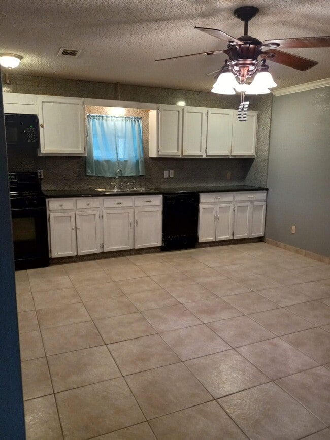 Building Photo - 16900 Wellborne Rd