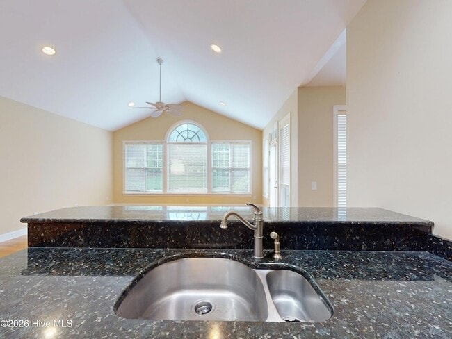 Building Photo - 3 Shenecossett Ln