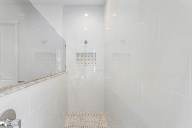 Building Photo - 9256 Crestview Cir