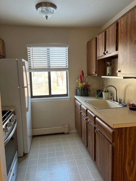 Kitchen (2) - 601 Davis Ave