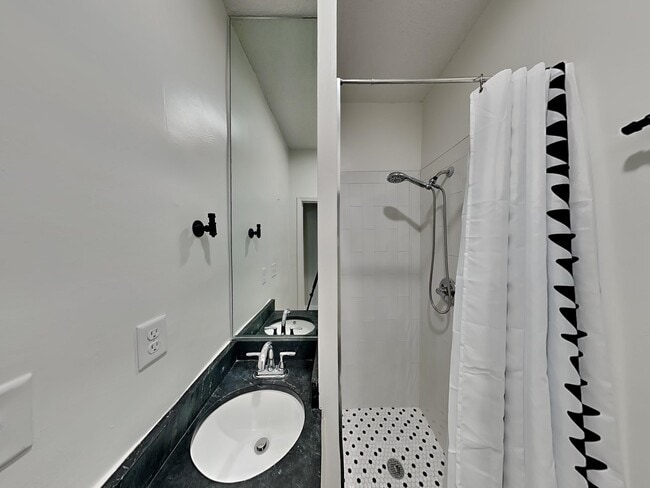 Building Photo - 815 N Watkins St