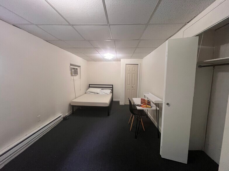 Building Photo - 5604 Pocusset St