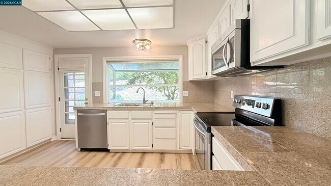 Building Photo - 750 N Paradise Valley Ct
