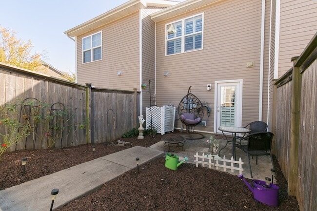 Building Photo - 1249 Riverbrook Dr