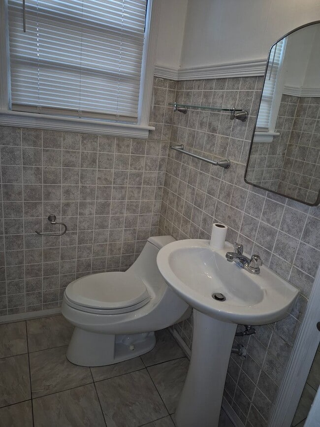 Building Photo - MOVE-IN SPECIAL 1/2 OFF 1ST MONTH'S RENT!!