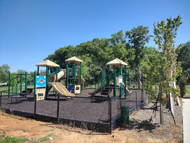 Building Photo - Beautiful 4 bedroom 2.5 Bathroom House For...