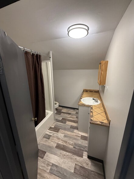 Building Photo - 710.5 W 8th St