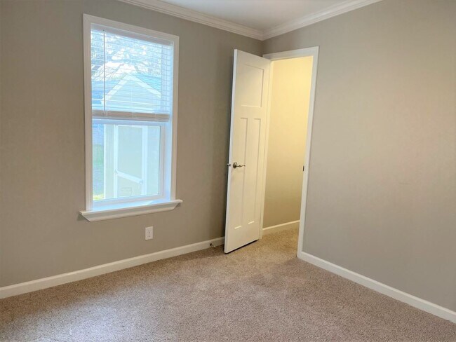 Building Photo - 1077 Cloverleaf Cir