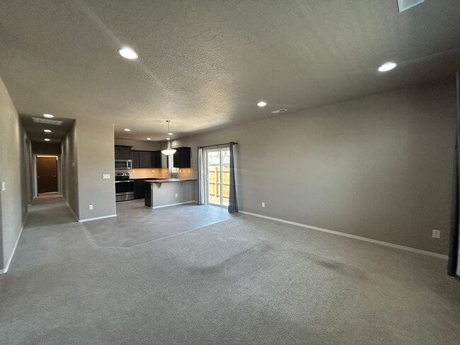 Building Photo - Move In Special !!  Newer 3 Bedroom / 2 Ba...