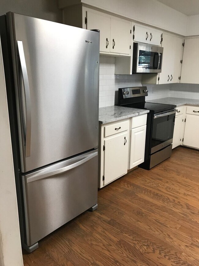 Building Photo - Pre Leasing for Fall 2026! 4/2 in Medical District!