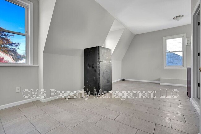 Building Photo - 142-144-144 Seymour Ave