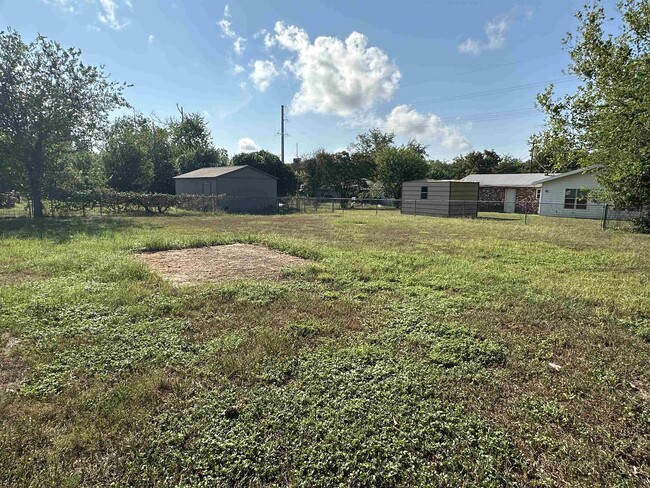 Building Photo - 1108 Cedar Dr