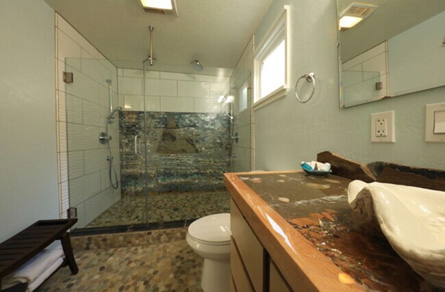 Building Photo - Artsy Studio in Westhaven with Attic Bedroom