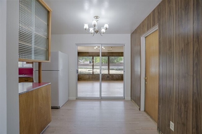 Building Photo - 3 bedroom,1.5 bath with 1 car garage close to schools, hospital and shopping!