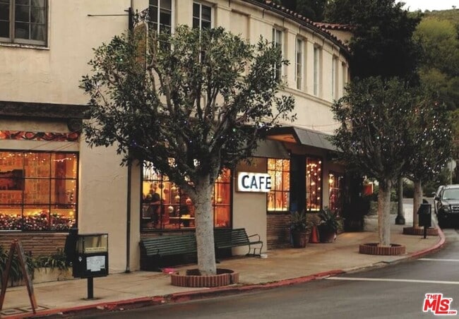 Building Photo - 2867 Beachwood Dr