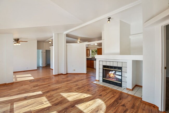 Building Photo - Wonderful Rural Home!