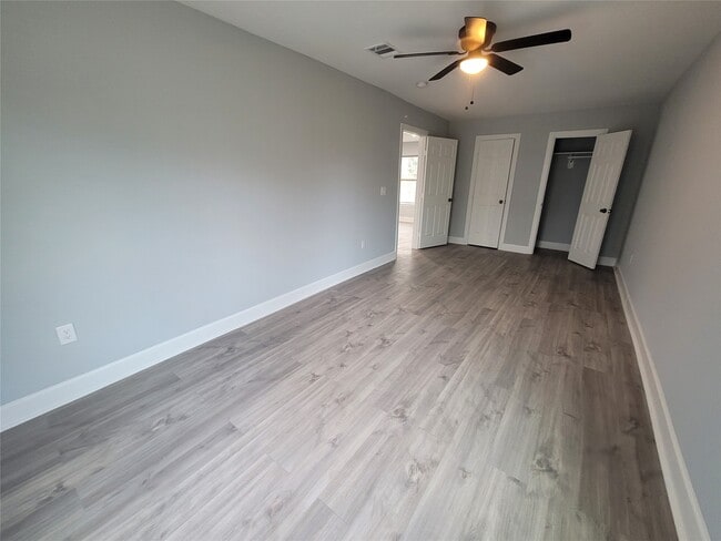 Building Photo - 4859 Bellnole Dr