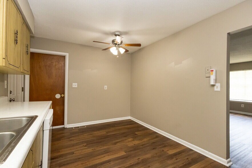Building Photo - 3640 Missionaire Ave