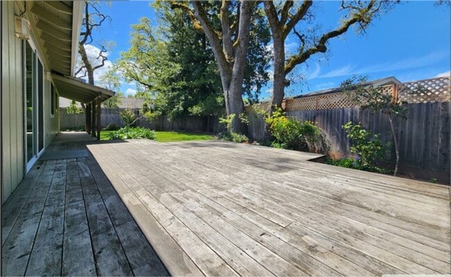 Building Photo - Lovely Bennett Valley Home in a Cul-De-Sac
