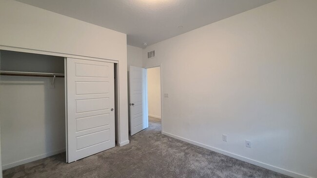 Building Photo - 3 Bedroom 2.5 Bath Townhouse