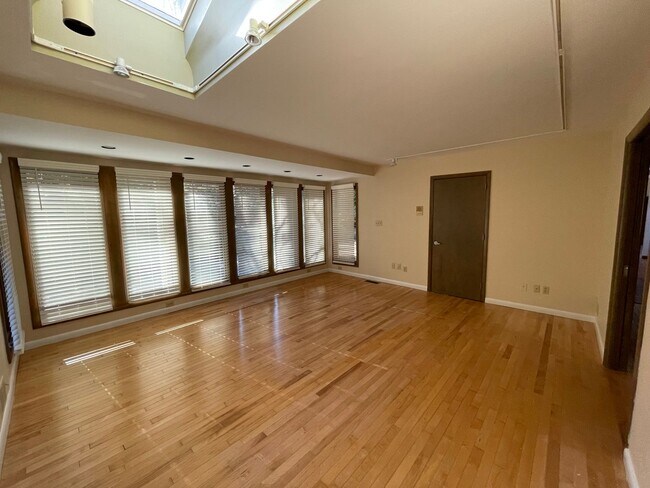 Building Photo - Glenview Hills HUGE 3 Bedroom 2.5 Bath Hom...