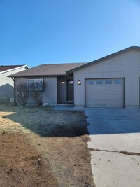 Building Photo - Update duplex in NE Redmond