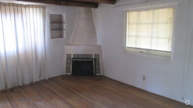Building Photo - NE 2 Bedroom 1 1/2 Bath
