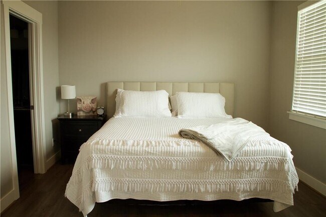 Building Photo - 1575 Brooks Ave