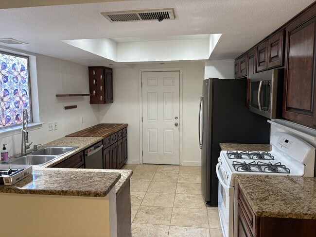 Building Photo - 4006 Hillside Dr