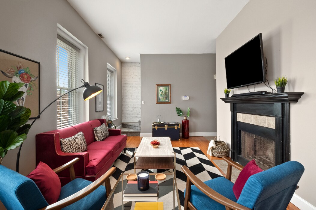 Living Room with Smart TV - 1703 S 11th St