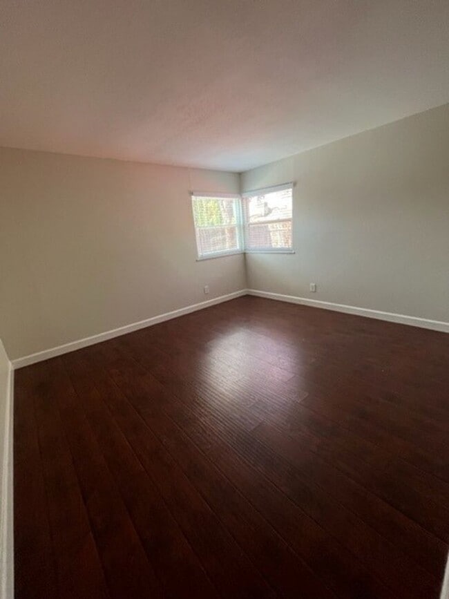 Building Photo - Spacious 2 bed 1bath home in the well desi...