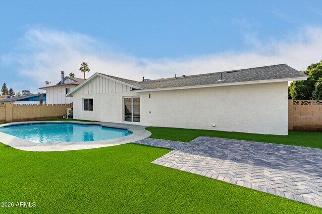 Building Photo - 516 E Greenway Dr