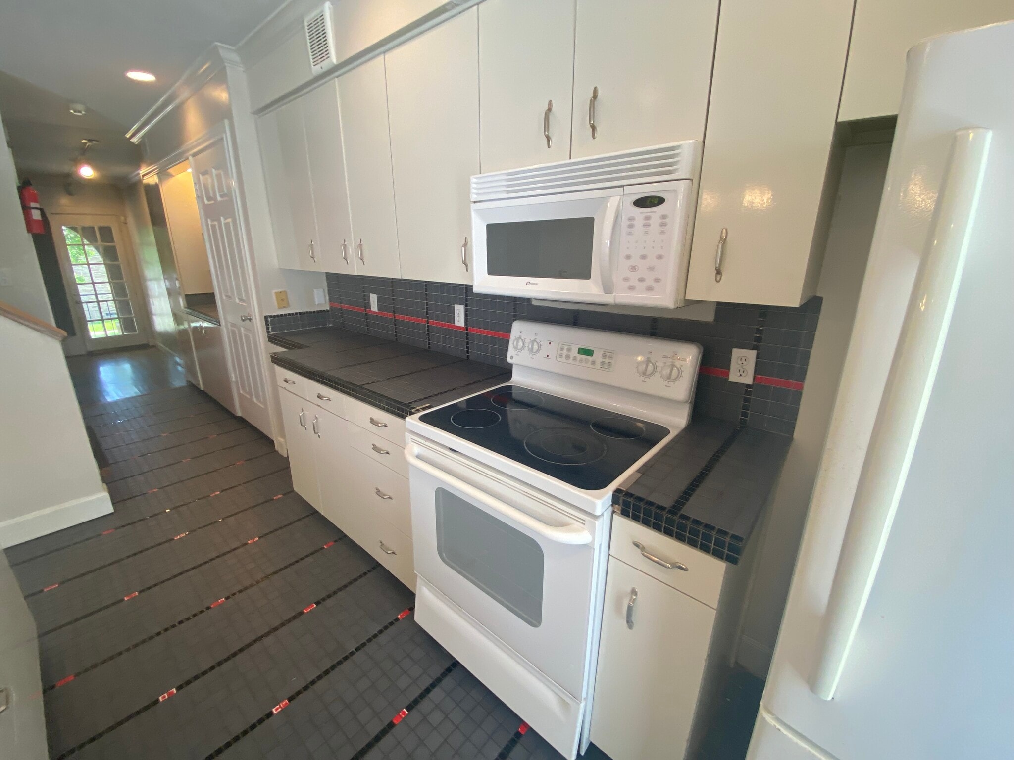 Building Photo - 2000 Fairview Ave