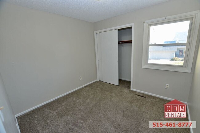 Building Photo - Wonderful Urbandale Home