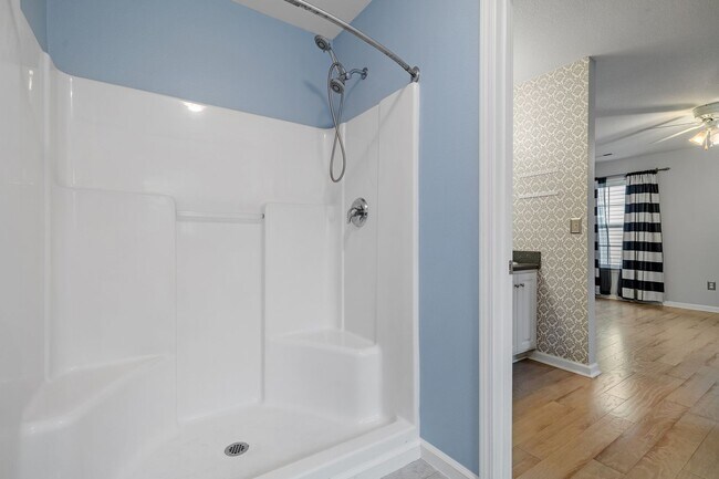 Building Photo - Amazing Home on Large Lot/3-BD 2-BTH in Ly...