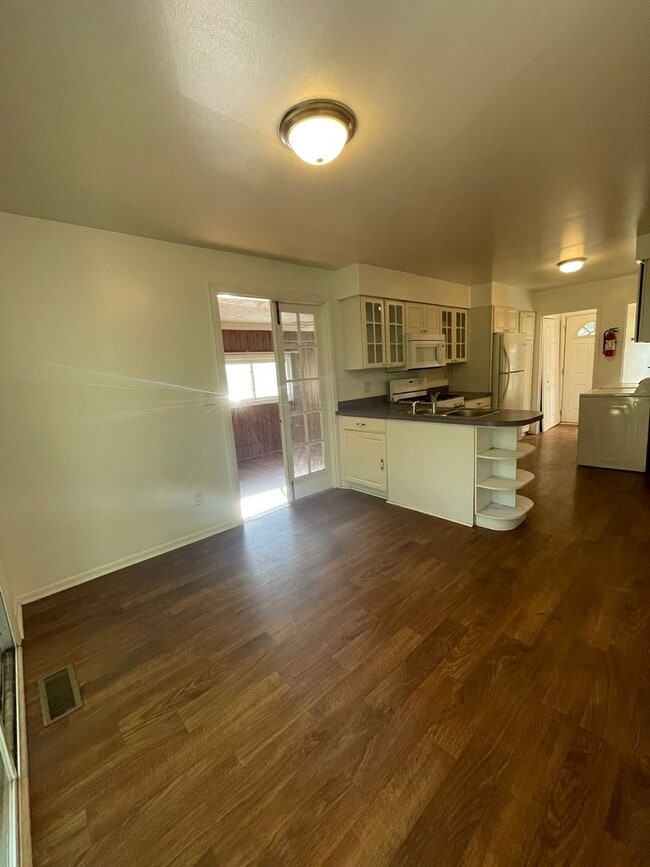 Building Photo - Three Bedroom Home in Sugarbrook Area!